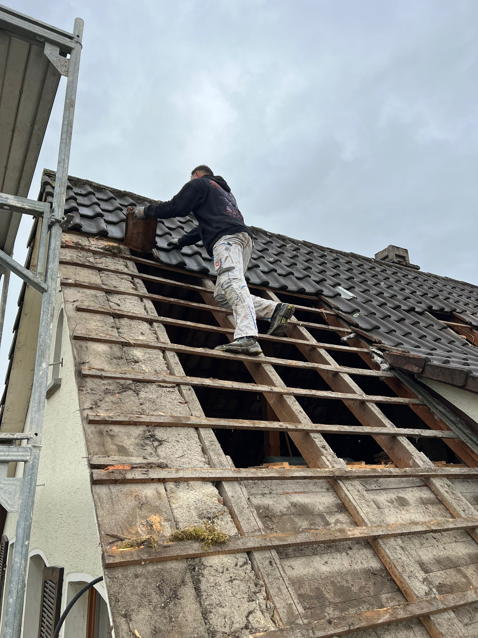 Dachdecker bei energetischer Sanierung in Stockach – Rustemaj Dienstleistungen